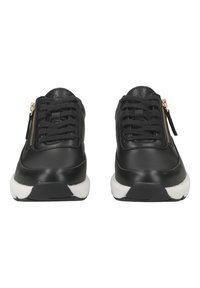 Schwarze Ledersneaker mit weißen Gummisohlen, Schnürdesign und goldenen Reißverschlussakzenten an den Seiten. Glatte Textur, modernes Design.