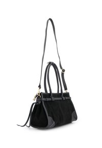 Sac à main en daim noir avec des accents en cuir, textures contrastées, deux poignées supérieures et une bandoulière réglable. Compartiment principal zippé.