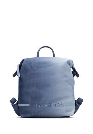 Niebieski teksturowany plecak z górnym uchwytem, regulowanymi paskami i wytłoczonym na przodzie nazwą marki "HISPANITAS".