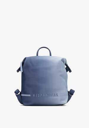 Modrý texturovaný batoh s horním držadlem, nastavitelnými popruhy a logem značky "HISPANITAS" vyraženým na přední straně.