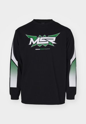 Maglietta nera a maniche lunghe con un logo centrale verde e bianco, con dettagli a pois verdi e bianchi in contrasto sulle maniche.