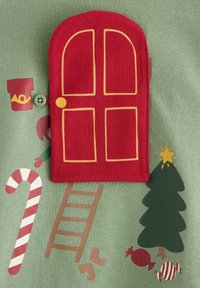 Rød stofdør grafik med gule konturer på en grøn baggrund. Har en stige, en pebermynte-stang, et juletræ og festlige mønstre.