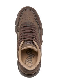 Sneaker marrone con linguetta imbottita e chiusura con lacci. Presenta perforazioni per la traspirabilità e accenti testurizzati lungo i lati.