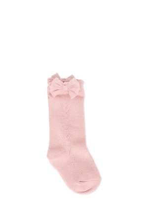 Calzino rosa lavorato a maglia con un bordo arricciato e due fiocchi decorativi sul davanti. Texture morbida con un motivo sottile lungo i lati.