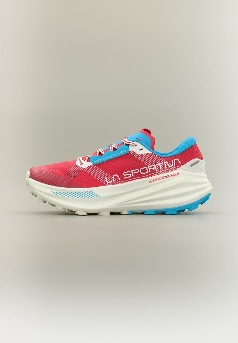Chaussure de course La Sportiva Prodigio Max rouge et bleue avec semelle blanche, logo visible et fermeture à lacets sur fond neutre.