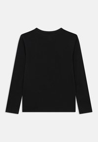 Čierne tričko s dlhým rukávom z mäkkej bavlny s okrúhlym výstrihom a jednoduchým dizajnom. Žiadne viditeľné vzory ani kovové detaily.