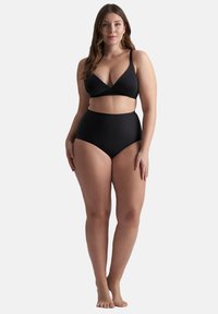 Set di bikini nero con top a triangolo dotato di spalline sottili regolabili e pantaloni a vita alta. Texture liscia, design minimalista.