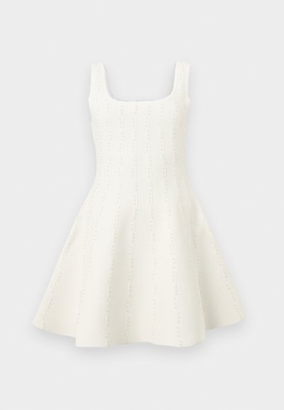 Robe blanche sans manches en maille avec encolure carrée et rayures verticales à perles, jupe évasée.