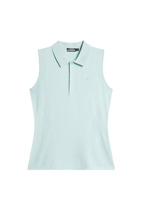 Polo senza maniche di colore azzurro chiaro con colletto, dotato di una pattina per i bottoni e pannelli in rete testurizzata sui lati. Logo del marchio sul petto.