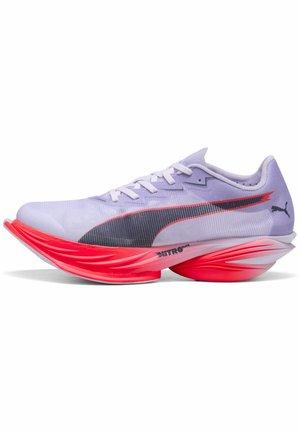 Lichtpaarse Puma hardloopschoen met zwart en rood logo, witte veters en een dikke, gebogen felrode zool met de tekst "Nitro Elite."