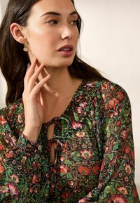 Next SHEER TIE FRONT LONG SLEEVE - Blúzka - william morris collection green floral print