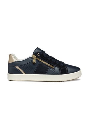 Sneaker in pelle navy con accenti dorati, design perforato e zip laterale. Presenta una suola in gomma bianca e tessuto testurizzato sui lati.