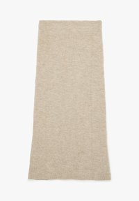 Beżowy szalik ze żebrowanym splotem o miękkiej fakturze, prostokątnym kształcie i wykończonych brzegach. Lekki i odpowiedni do warstwowania.