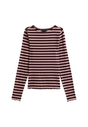 Camisa de manga larga en tiras horizontales de burdeos oscuro y rosa pálido. Textura acanalada con un dobladillo ondulado y cuello redondo.