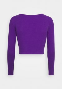 Lila geripptes Langarm-Crop-Top mit rundem Ausschnitt und enganliegender Silhouette, aus strukturiertem Stoff und ohne sichtbare Beschläge.