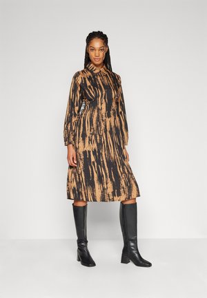 ONLY ONLWOODIE L/S ZIP B.K. DRESS EX PTM - Φόρεμα ημέρας - chipmunk aop:annie graphic