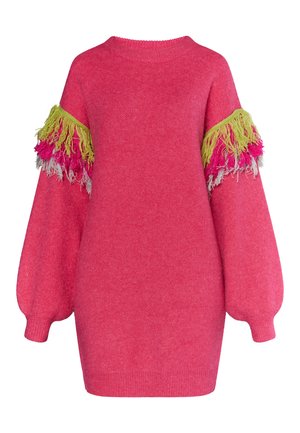 Abito a maglia rosa in lana con ampie maniche a palloncino, caratterizzato da frange colorate in verde, rosa e grigio lungo parte superiore delle braccia.