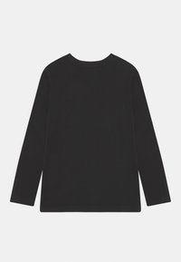 Maglietta nera a maniche lunghe in cotone, con scollo rotondo e tessuto liscio. La vista posteriore mostra un design semplice senza decorazioni.