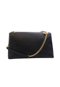 Borsa a pochette nera in pelle con una tracolla in catena dorata e un cuscinetto spalla in pelle, su uno sfondo bianco.