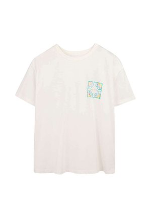 T-shirt blanc uni à manches courtes avec encolure ronde, présentant un petit patch à motif floral coloré sur le côté gauche de la poitrine.