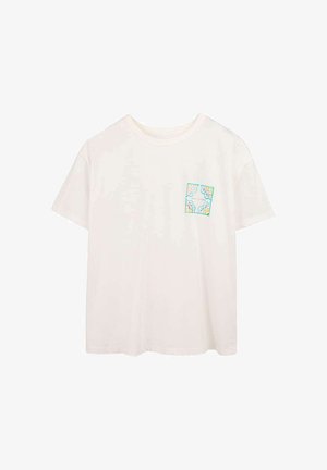 T-shirt blanc uni à manches courtes avec encolure ronde, présentant un petit patch à motif floral coloré sur le côté gauche de la poitrine.