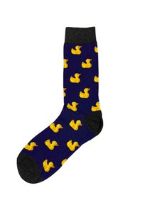 Marineblå sok med sort kant og tå, dekoreret med gentaget mønster af gule gummerænder.