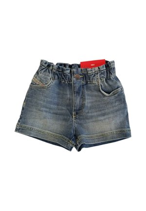 Shorts in denim con lavaggio azzurro chiaro, cintura elastica, tasche frontali e dettagli in cucitura gialla. Etichetta visibile sulla cintura.