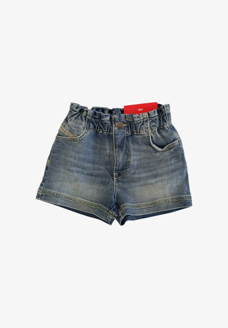 Shorts in denim con lavaggio azzurro chiaro, cintura elastica, tasche frontali e dettagli in cucitura gialla. Etichetta visibile sulla cintura.