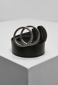 Cintura in pelle nera con tre grandi anelli metallici come dettagli hardware. Texture liscia con un design pulito e minimalista.