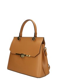 Borsa in pelle color tan con una forma strutturata, manico superiore e chiusura a patta. Presenta hardware in tonalità oro e accenti neri a contrasto.