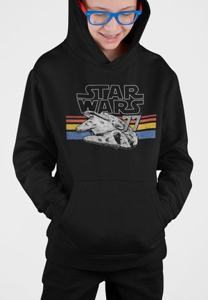 Hoodie noir présentant un graphique du Millennium Falcon, avec le texte "STAR WARS 77" et des rayures colorées en rouge, jaune et bleu.