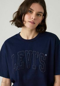 Levi's® TABOR INDI - T-shirts print - raw edge appliq