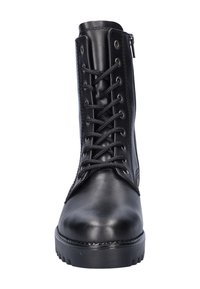 Zwarte leren gevechtslaars met veters aan de voorkant en een ritssluiting aan de zijkant, dik rubberen zool, gezien vanaf de voorkant op een witte achtergrond.