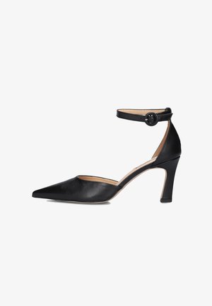Schwarzer Leder-Pumps mit spitz zulaufender Zehenpartie und hohem Absatz, versehen mit einem Knöchelriemen, einer runden Schnalle und einer glatten Oberfläche. Verfügt über einen schmalen Absatz und offene Seiten.