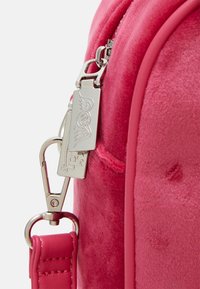 Von Dutch KAILEN - Bolsa de cintura - pink/silver-coloured