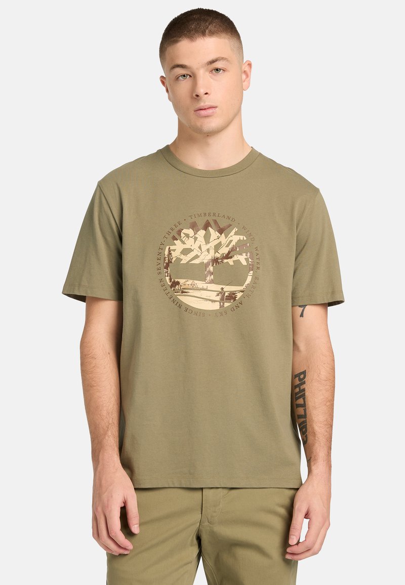 Timberland TREE LOGO LAKE HOUSE GRAPHIC TEE - Triko s potiskem - medium green