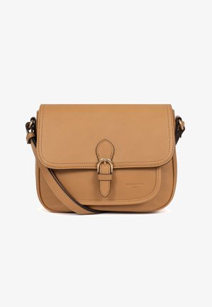 Lichtbruine leren crossbodytas met voorste gesp, afgeronde hoeken en verstelbare schouderriem tegen een witte achtergrond.