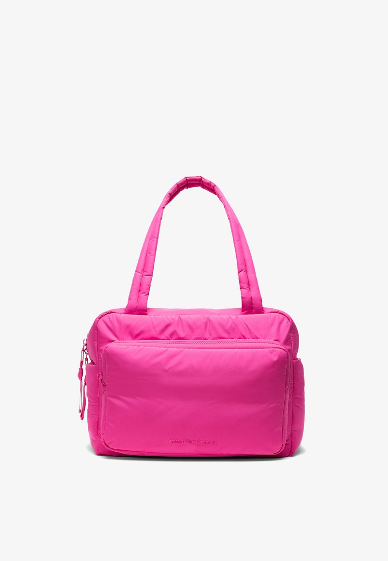 Sac en nylon rose avec double poignée, texture rembourrée, poche avant zippée et logo embossé. Forme rectangulaire, adapté à un usage décontracté.