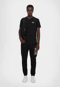EA7 Emporio Armani PANTALONI - Treningo apatinė dalis - black
