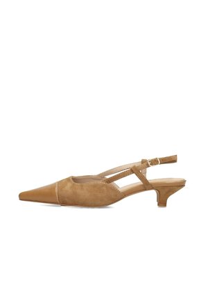 Chaussure à bride arrière en daim marron clair avec bout pointu, dotée de lanières croisées et d'un petit talon aiguille bas. Accents en cuir lisse au niveau du bout.