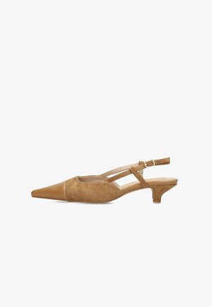 Scarpa slingback in suede marrone chiaro con punta appuntita, caratterizzata da cinturini incrociati e tacco kitten basso. Dettagli in pelle liscia sulla punta.
