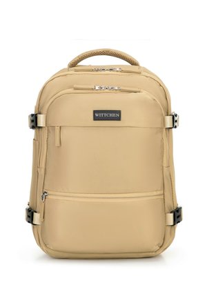 Zaino in nylon beige con due compartimenti superiori con zip. Dotato di spallacci regolabili, un manico superiore e dettagli in metallo nero.