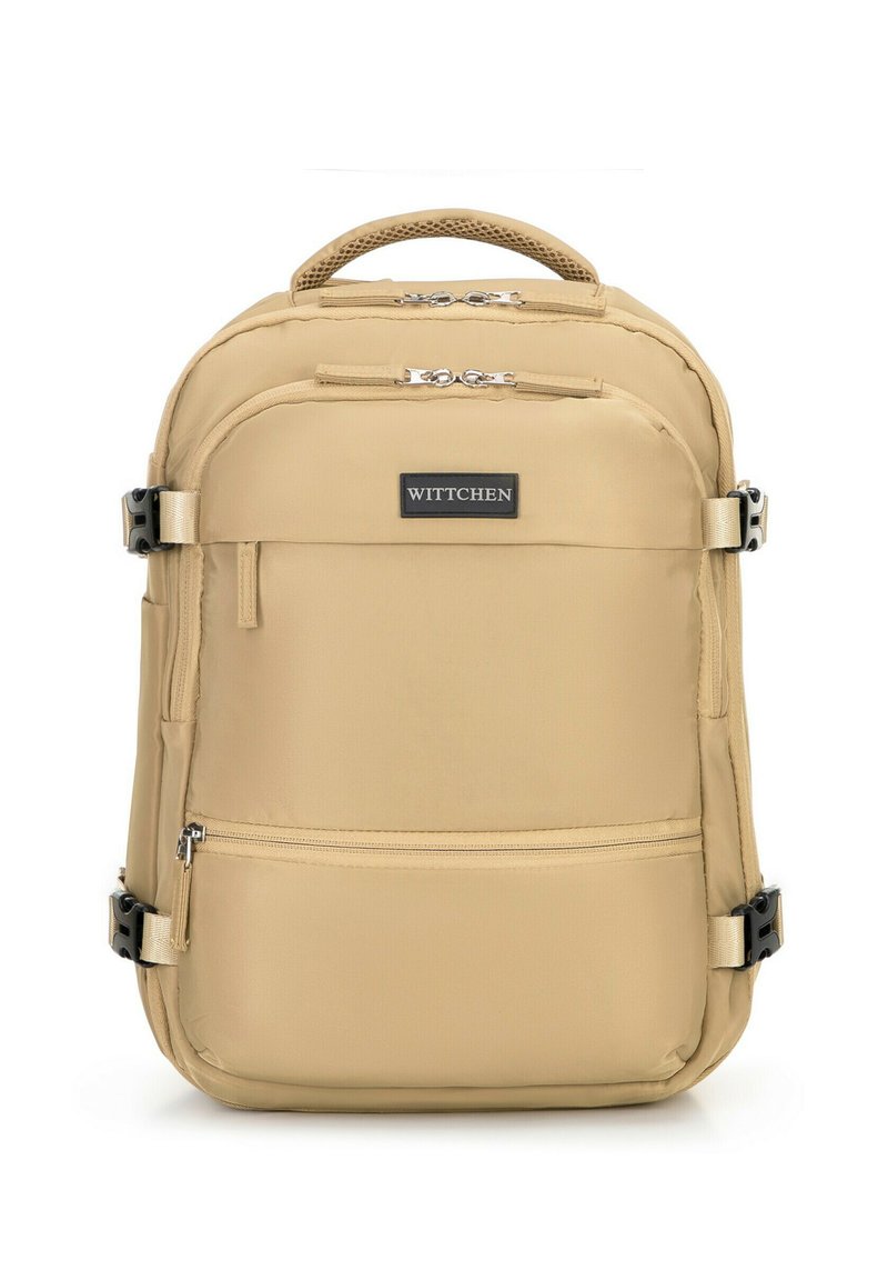 Mochila de nailon beige con dos compartimentos superiores con cremallera. Cuenta con correas ajustables, un asa en la parte superior y acentos en metal negro.