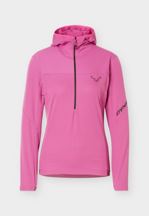 Pinkfarbener Kapuzenpullover mit langen Ärmeln und Frontreißverschluss, figurbetonter Schnitt, Logo auf der Brust und Schriftzug "DYNA" am linken Ärmel.
