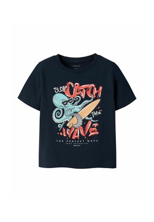 Marineblaues kurzärmeliges Hemd mit einer Grafik eines türkisfarbenen Oktopus, der eine Sonnenbrille trägt, ein Surfbrett hält und den Schriftzug "Catch the Wave" zeigt.