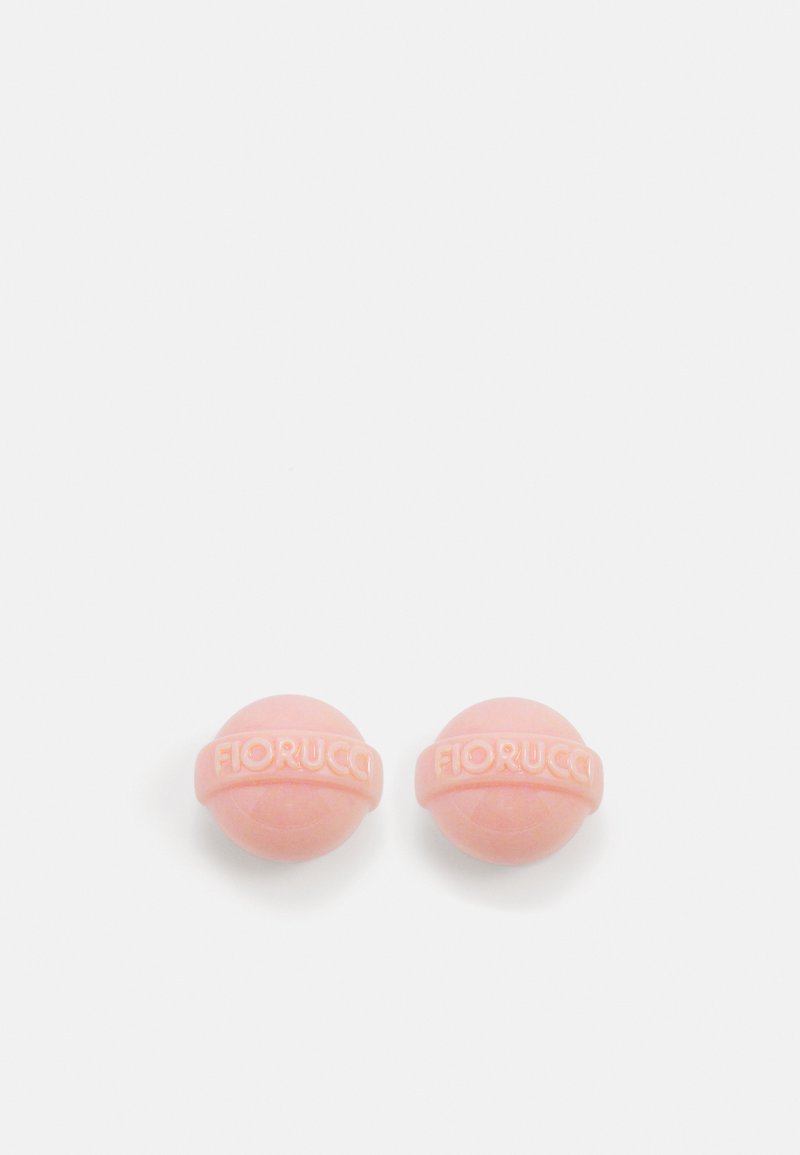 Rosa runde øredobber med en glanset finish, med et formet "Fiorucci" logo-bånd rundt i midten. Glatt tekstur, minimalistisk design.
