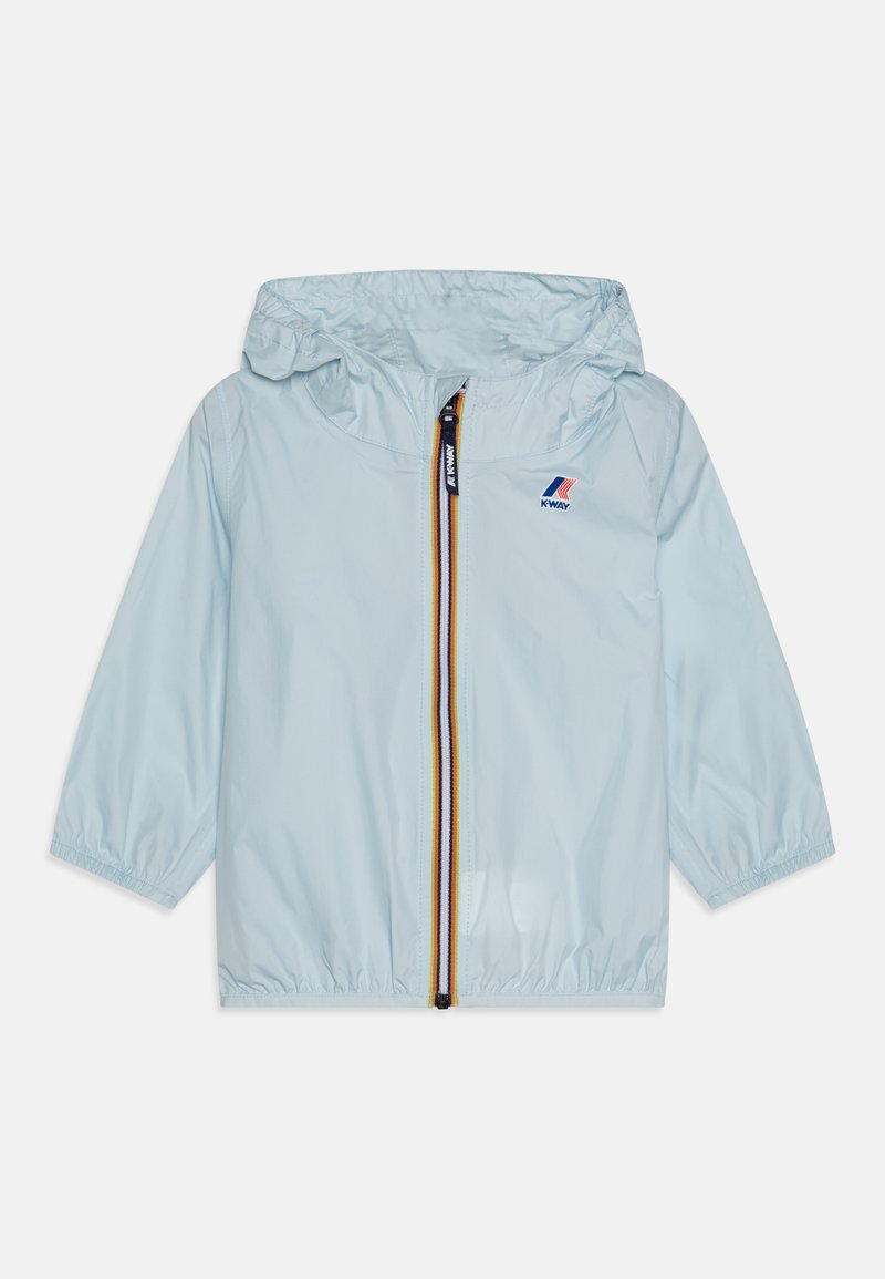 Giacca a vento azzurro chiaro con cappuccio, polsini elastici e una zip gialla e rossa a contrasto. Logo visibile sul lato sinistro del petto.