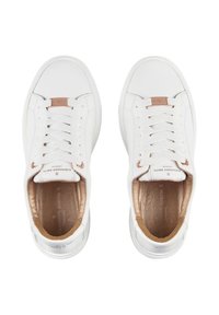 Sneakers bianchi in pelle con punta rotonda, lacci piatti e dettagli marroni sulla linguetta e sul tallone. Texture liscia e design minimalista.