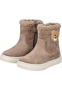 Botas de tobillo de ante marrón con forro suave y esponjoso y un parche decorativo de osito de peluche. Cuentan con una cremallera lateral y una suela de goma texturizada.