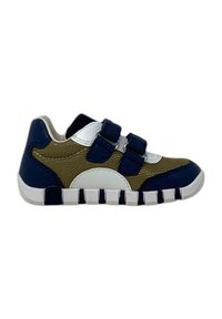 Sneaker con strap in velcro di colore verde oliva, blu navy e bianco. Presenta una tomaia in tessuto testurizzato, design curvo e una suola in gomma con scanalature.